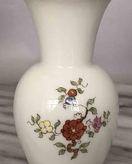 Wien Augarten Vase Austria
Höhe ca. 8,5 cm
Breit oben ca. 4,3 cm
Breit unten ca. 3,5 cm
Im Sockel stehen die Nummer 522, 5849, 160.